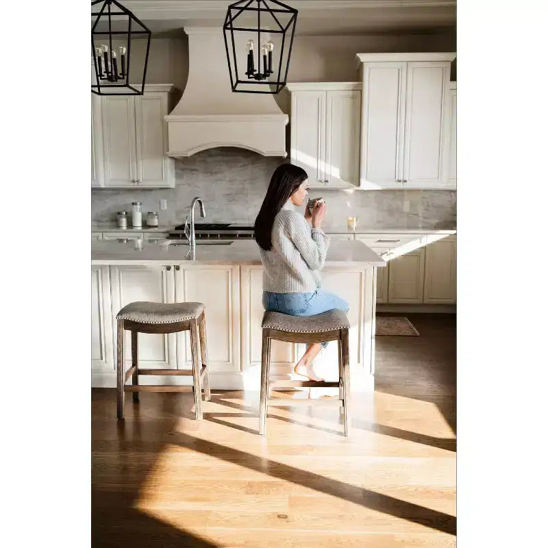 Sgabello da bancone Maven Lane Adrien senza schienale con rivestimento in tessuto, 26"