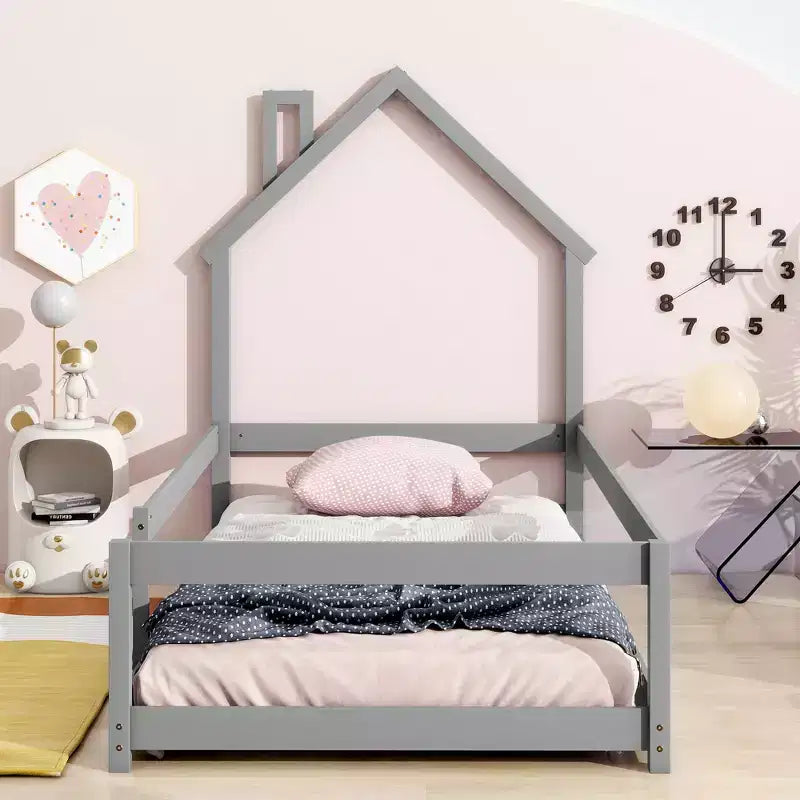 Okak Letto a pavimento con testiera a forma di casa, misura doppia, con sponde di sicurezza, struttura del letto moderna in legno a basso profilo per uso domestico