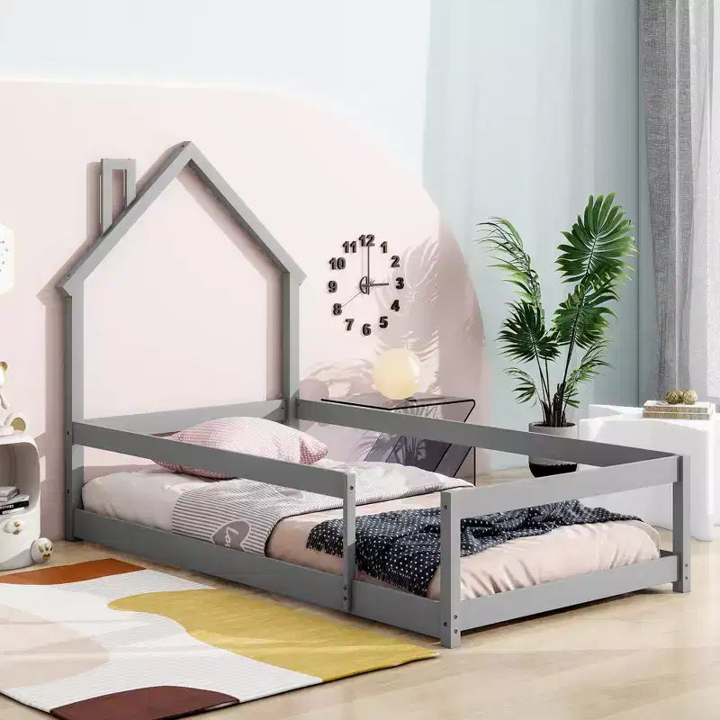 Okak Letto a pavimento con testiera a forma di casa, misura doppia, con sponde di sicurezza, struttura del letto moderna in legno a basso profilo per uso domestico